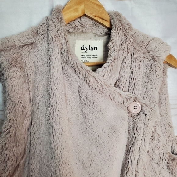 Dylan by True Grit Vest Size Medium Faux Fur Cross Over Beige Soft Sleeveless - Picture 3 of 11
